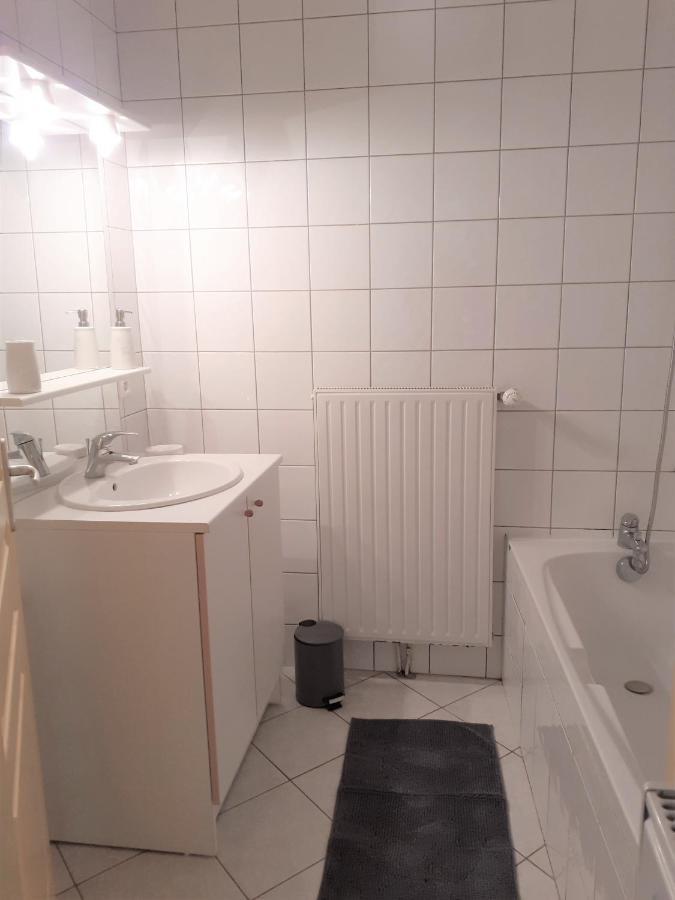 Appartement Rez De Chaussee Avec Terrasse Et Jardin Tence 外观 照片